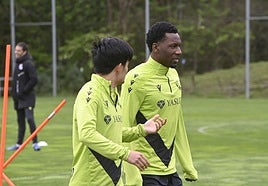 Kubo y Becker charlan durante el entrenamiento de este sábado en Zubieta