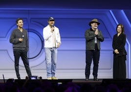 El director Shawn Levy, el actor Ryan Gosling, el jefe creativo de Lucasfilm Dave Filoni y la presidenta Kathleen Kennedy, en la Star Wars Celebration