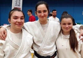 Las tres universitarias del club zarauztarra han tenido una magnífica actuación.