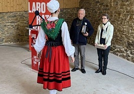 Carles Puche en la visita guiada a la exposición a cuya apertura acudieron varias autoridades, y exalumnos que le dedicaron un aurresku.