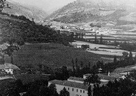 EskoriatzaVista panorámica de Eskoriatza con los edificios del antigua balneario en primer plano. p