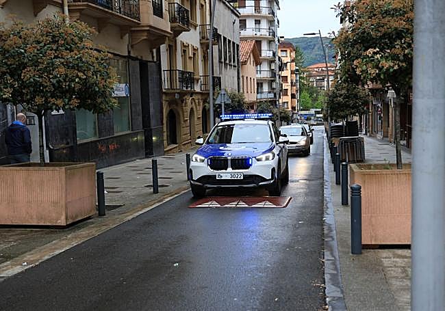 Una patrulla de la Ertzaintza circulaba esta mañana en la calle Cipriano Larrañaga de Irun, muy cercana al lugar de los hechos.