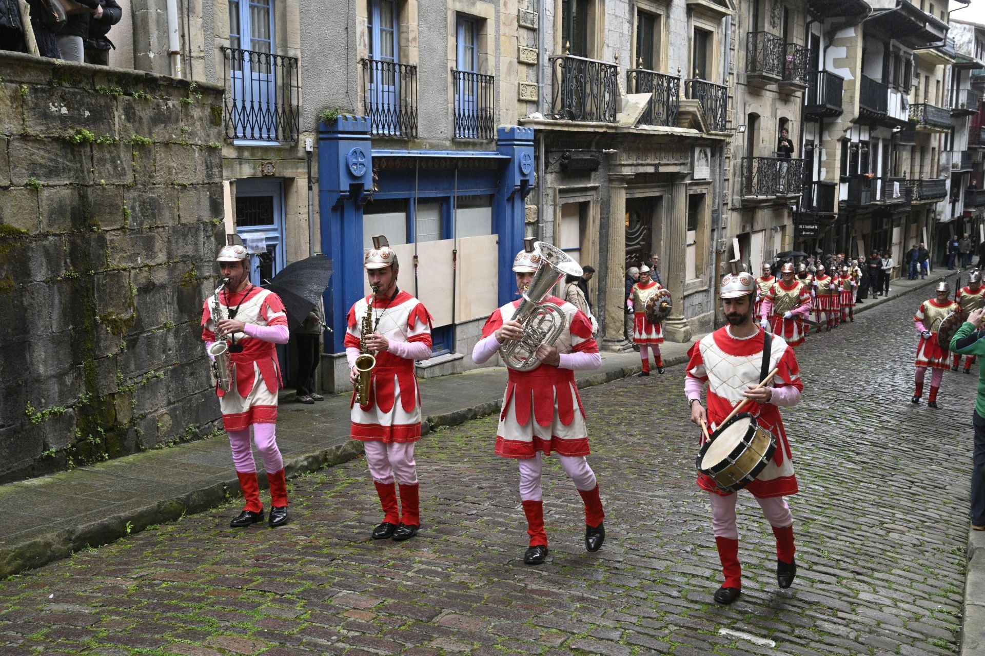 Hondarribia celebra la tradicional caída de los romanos