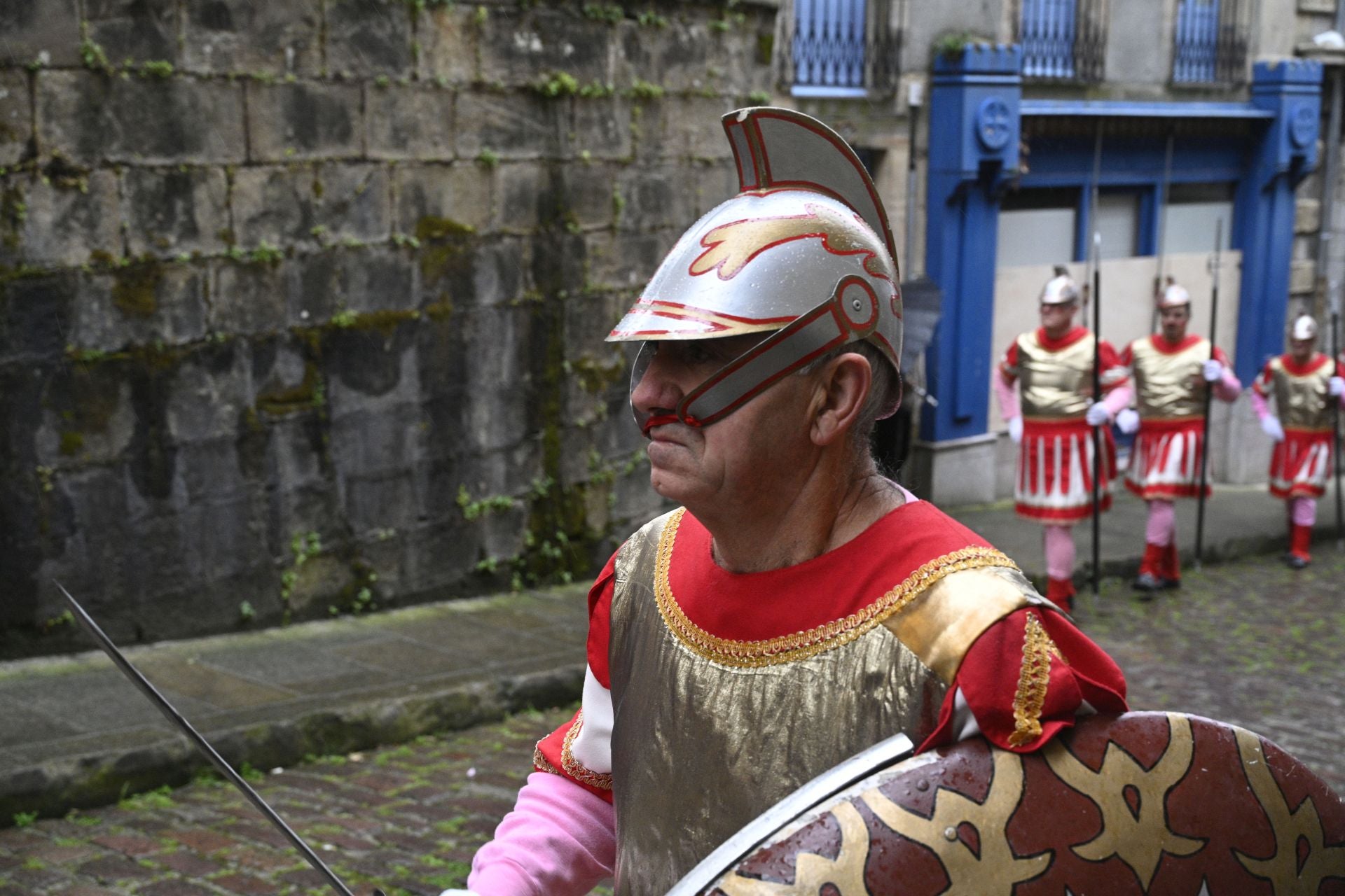 Hondarribia celebra la tradicional caída de los romanos