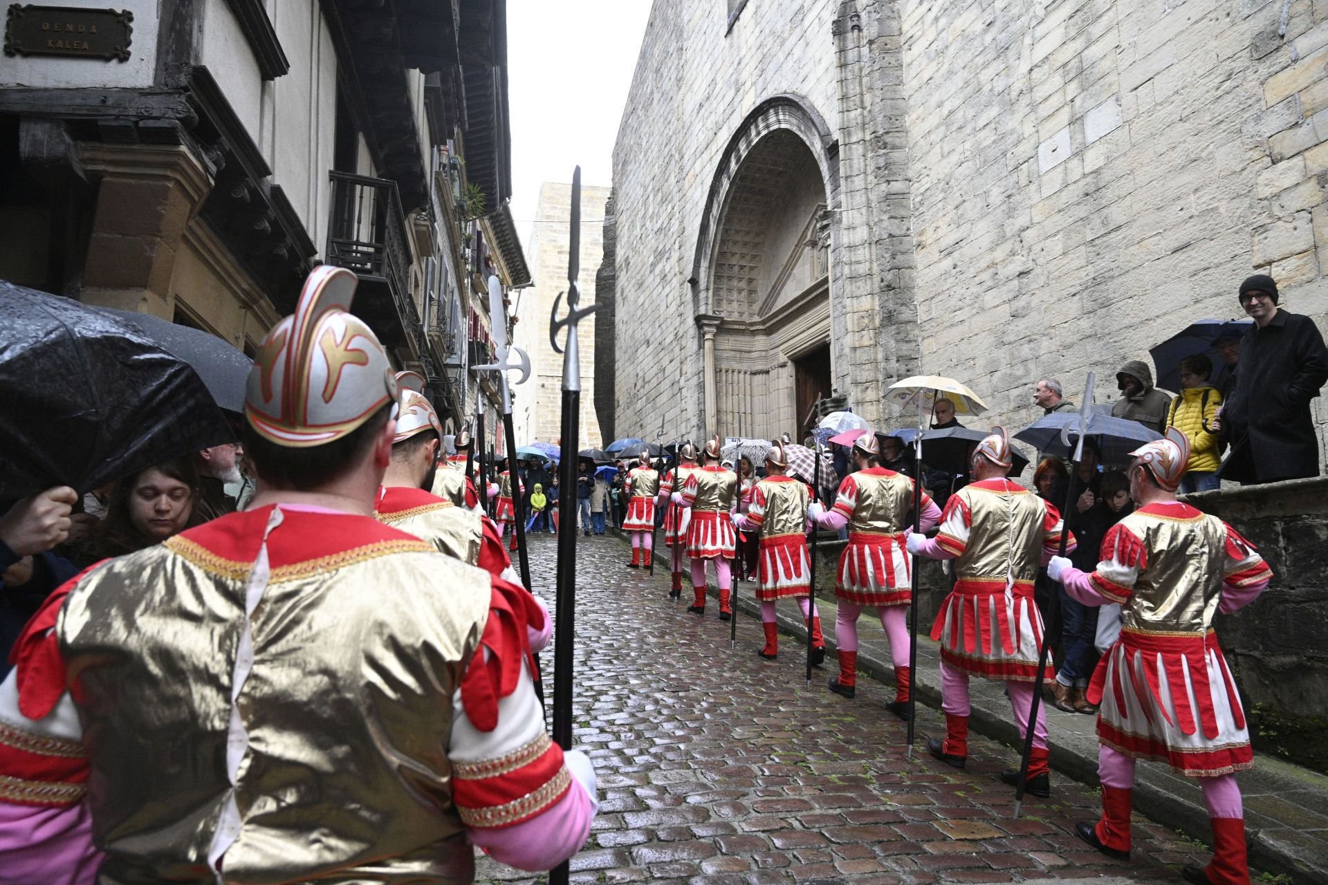 Hondarribia celebra la tradicional caída de los romanos