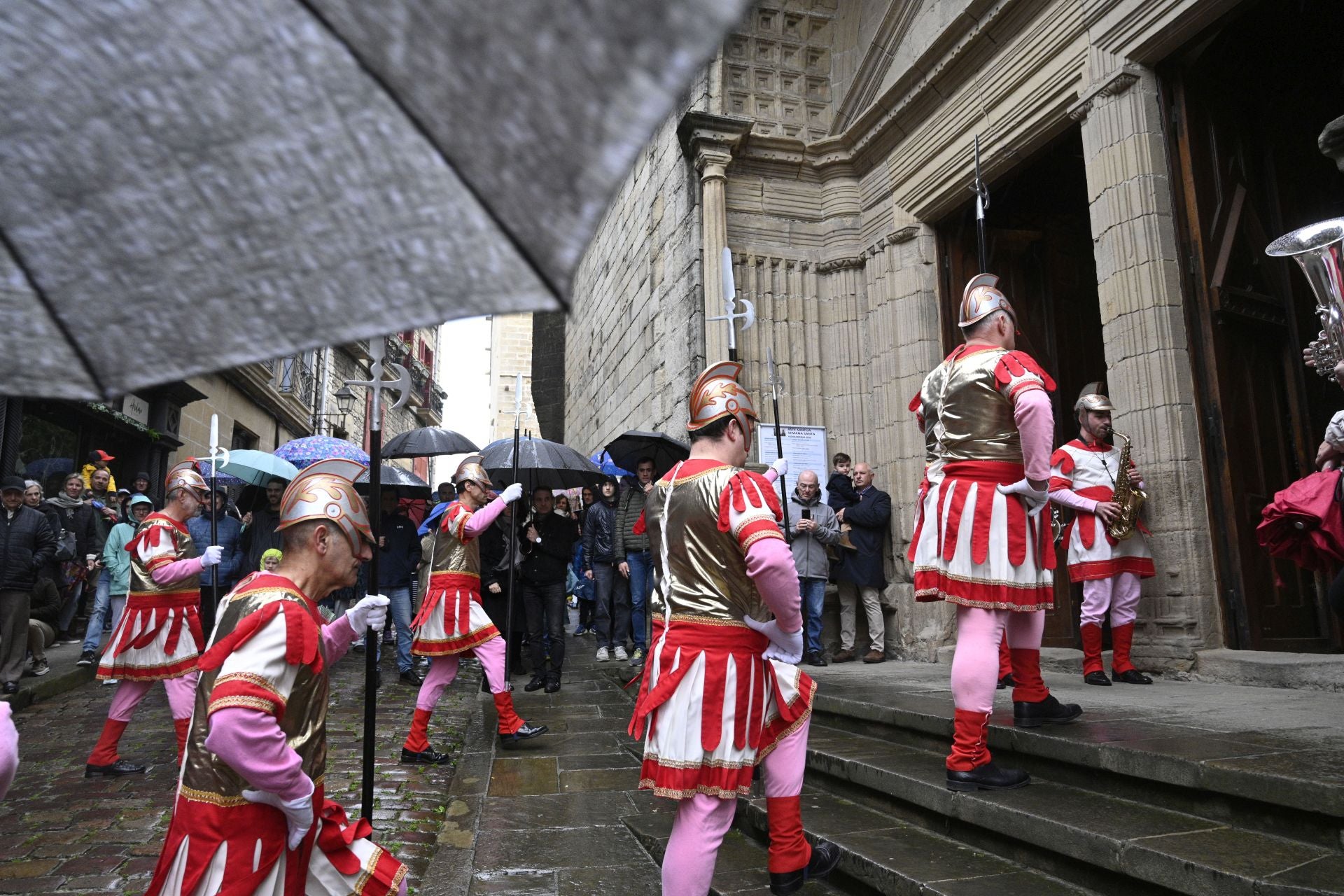 Hondarribia celebra la tradicional caída de los romanos