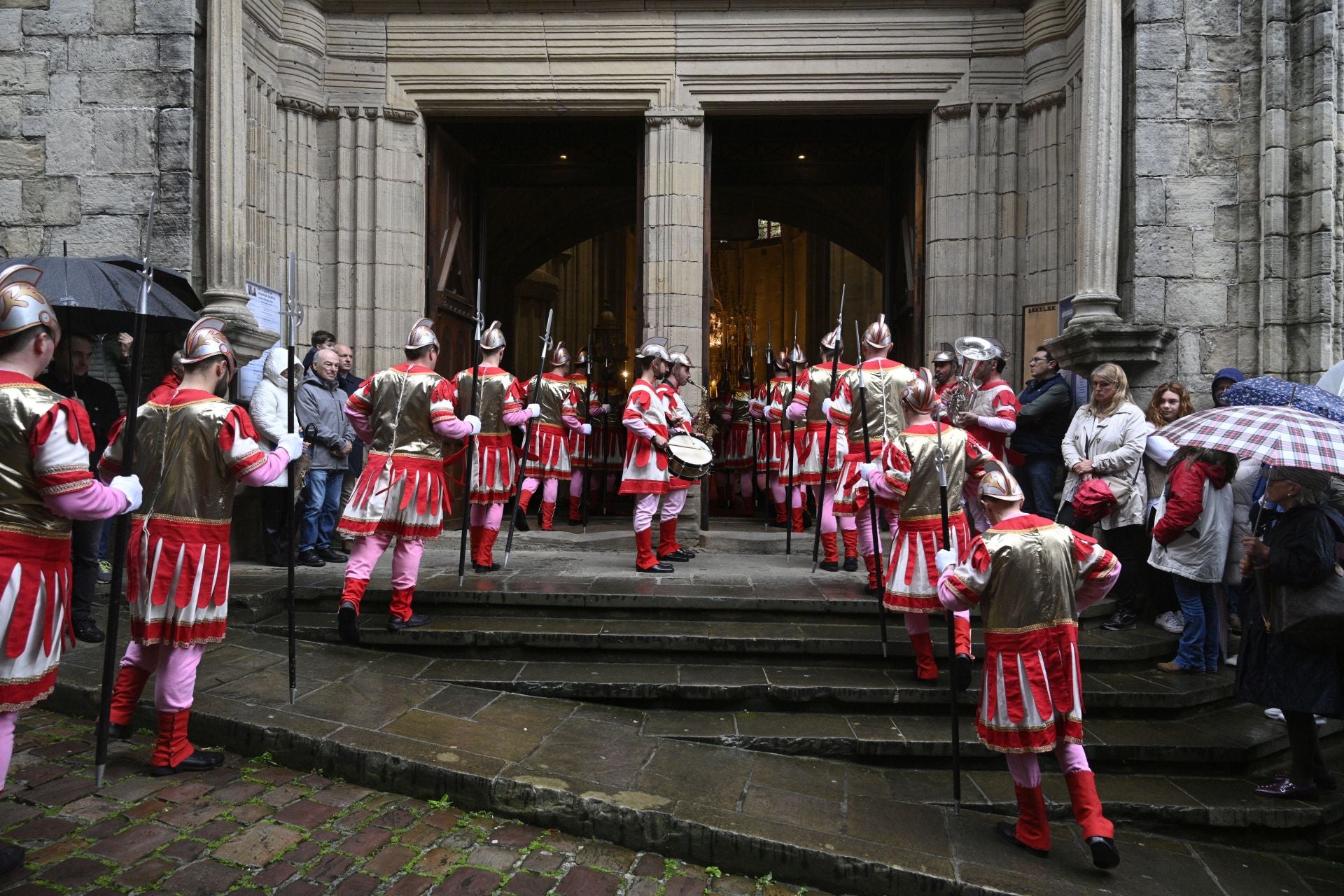 Hondarribia celebra la tradicional caída de los romanos