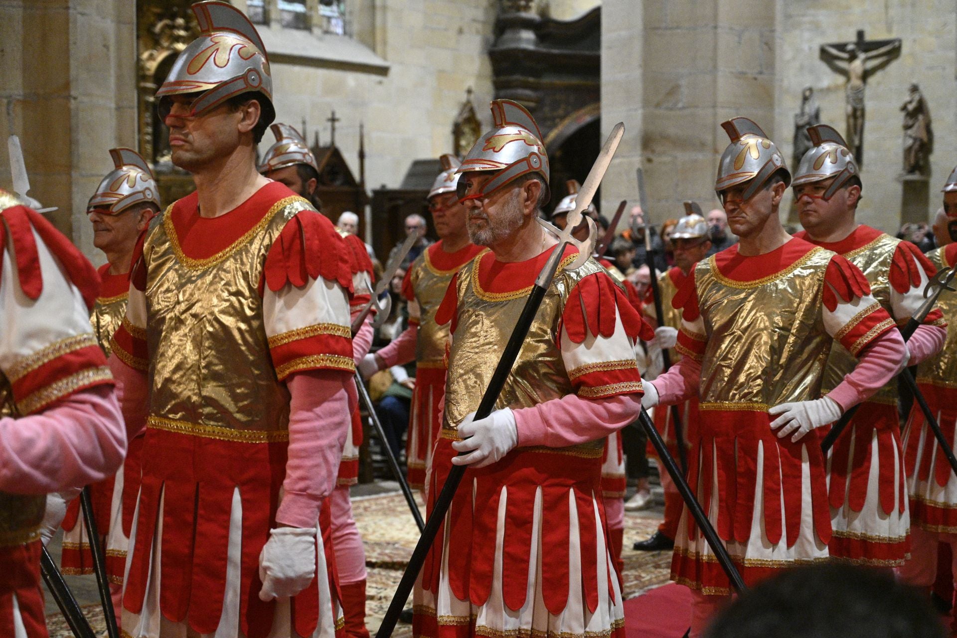 Hondarribia celebra la tradicional caída de los romanos