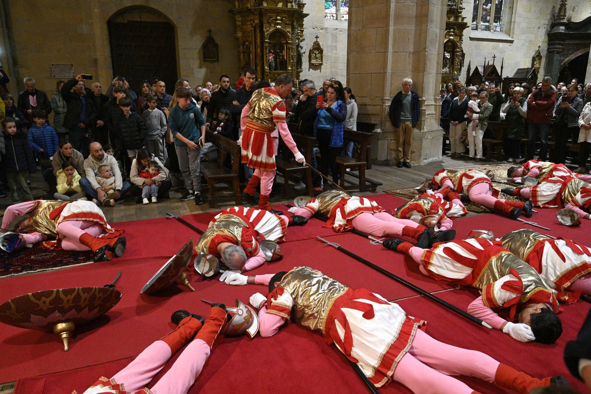 Hondarribia celebra la tradicional caída de los romanos