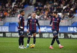 Anaitz Arbilla, Matheus Pereira y Antonio Puertas preparan una jugada ensayada.