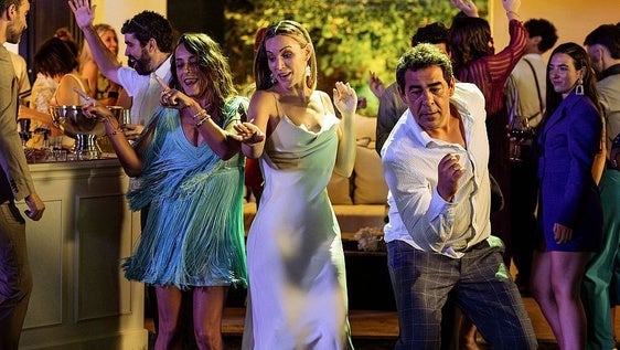 Raquel Guerrero, Edurne y Pablo Chiapella, bailando en 'El casoplón'.
