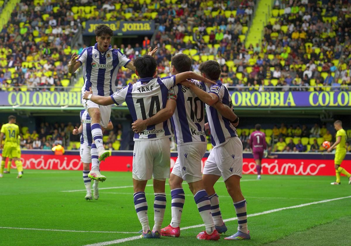 Oyarzabal es felicitado por Kubo y Marín tras marcar uno de los goles mientras Jon Martín acude a hacerlo.