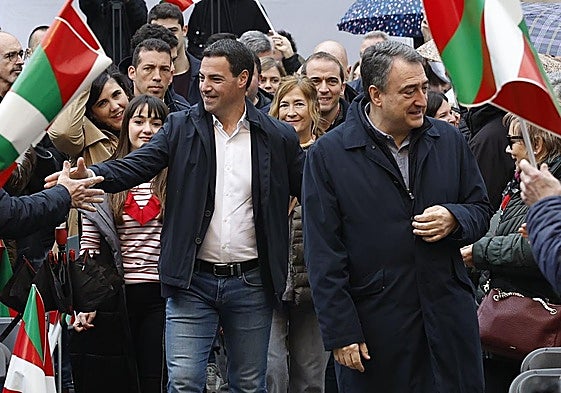 El PNV ha celebrado este domingo en Bilbao el Aberri Eguna con un acto político en el que han intervenido el presidente del partido, Aitor Esteban, y el lehendakari, Imanol Pradales.