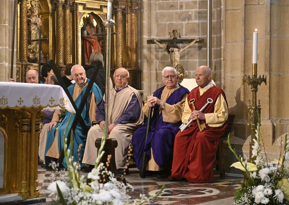 Imagen secundaria 1 - El capitán de los romanos comprobando el estado de sus soldados mientras los apóstoles eran testigos de la escena desde el altar.