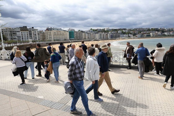 La Concha acogía ayer turistas y grupos de visitas guiadas en su paseo.