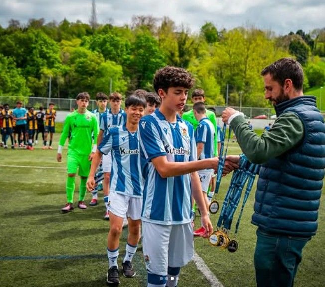 Los realistas reciben su medalla de ganadores