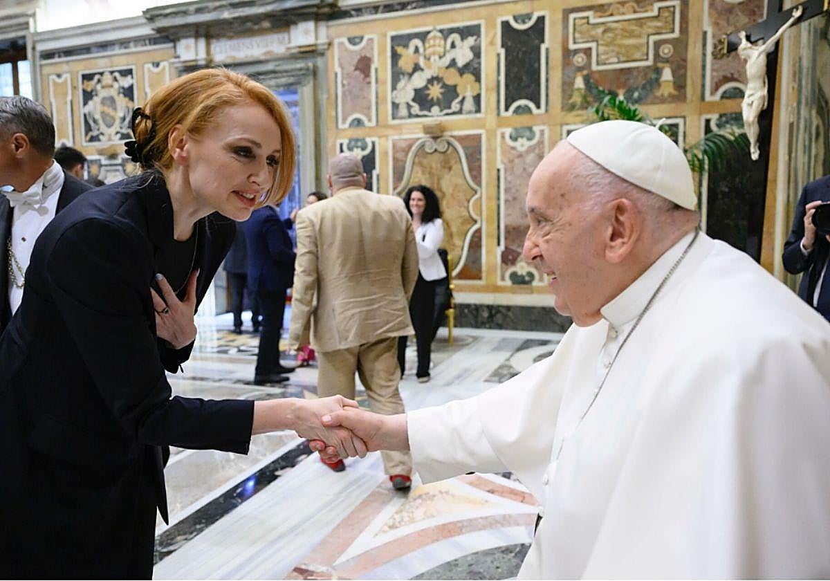 Cristina Castaño saluda al papa Francisco durante un encuentro con cómicos celebrado en el Vaticano en 2024.