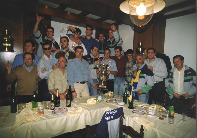 El equipo del Elgorriaga Bidasoa posan con la copa en el restaurante celebrando la victoria