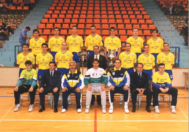 Los muchachos del Elgorriaga Bidasoa posando con los trofeos de campeones de la liga Española y la copa de Europa