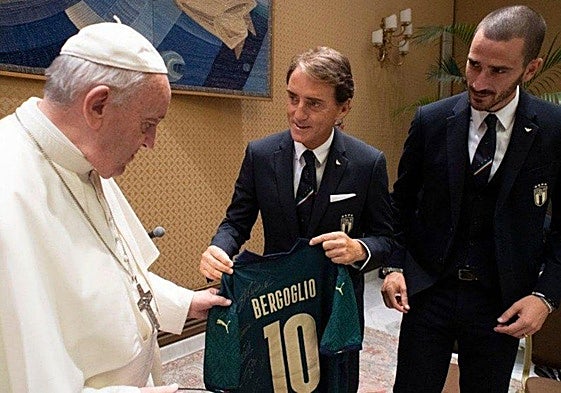 El Papa Francisco durante una visita de la selección italiana de fútbol al Vaticano.