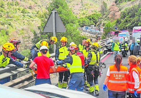 Bomberos trabajan en el lugar del fatal accidente.