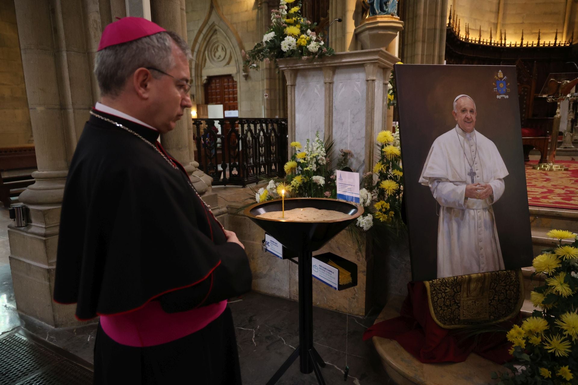 Imagen principal - Cientos de personas se despiden del Papa Francisco en la misa del Lunes de Pascua celebrada en el Buen Pastor