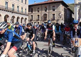 Partida de la primera edición desde la plaza donde los organizadores dedicaron un sencillo homenaje a la figura de Pello Garitano.