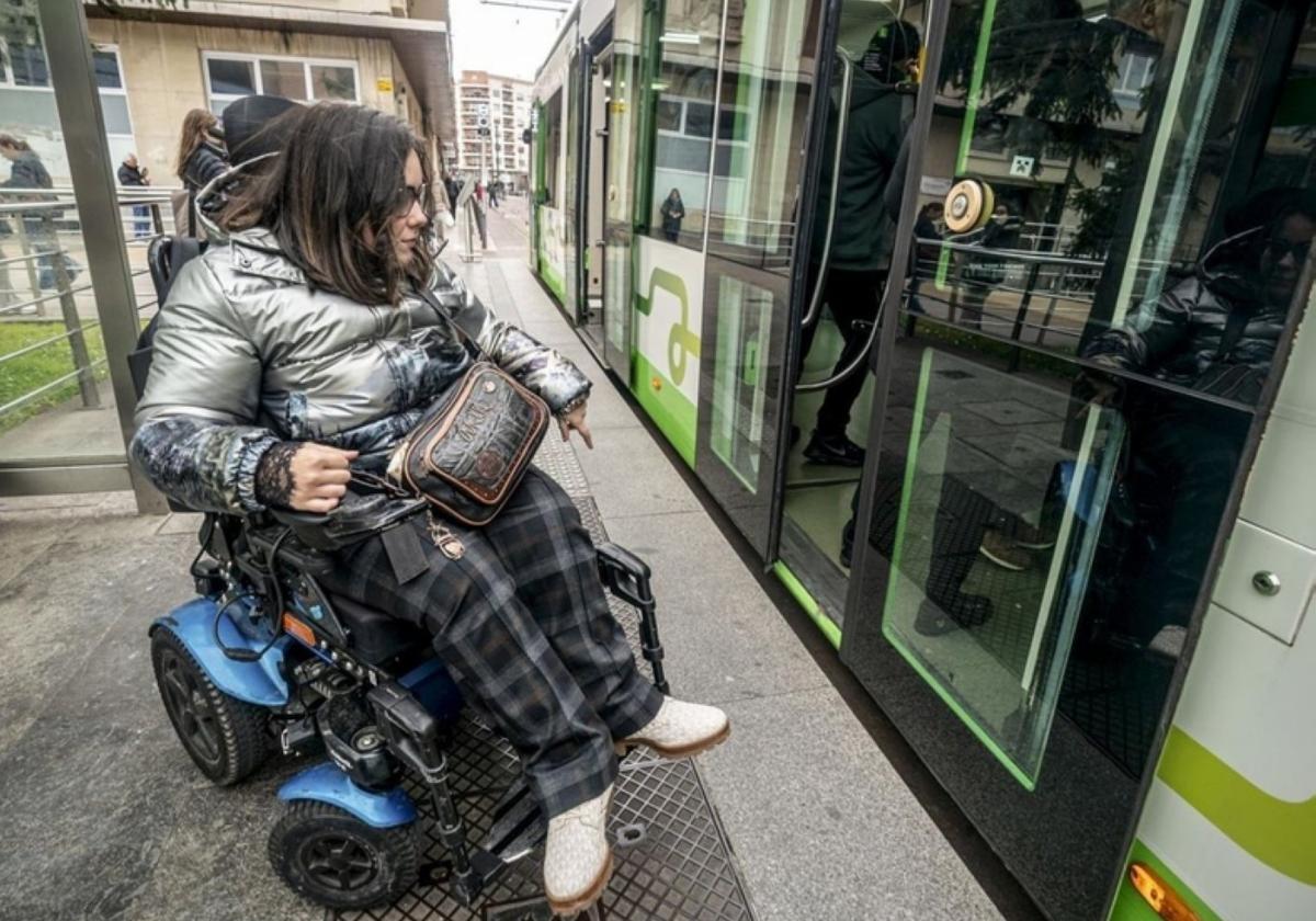 El tranvía de Vitoria rediseña su accesibilidad y sumará nueva señalética