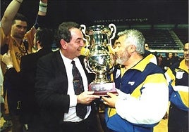 Beñardo García y Juantxo Villarreal besan la Copa de Europa conseguida hace 30 años