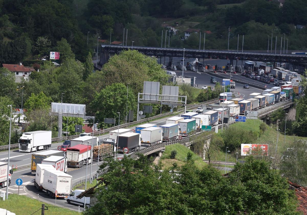 La circulación en la AP-8 recupera la normalidad tras una jornada caótica con retenciones de hasta 14 kilómetros hacia la muga