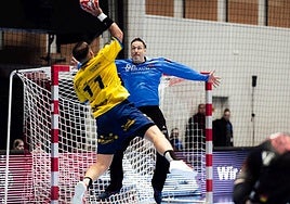 Esteban Salinas intenta una vaselina sobre Lichtlein.