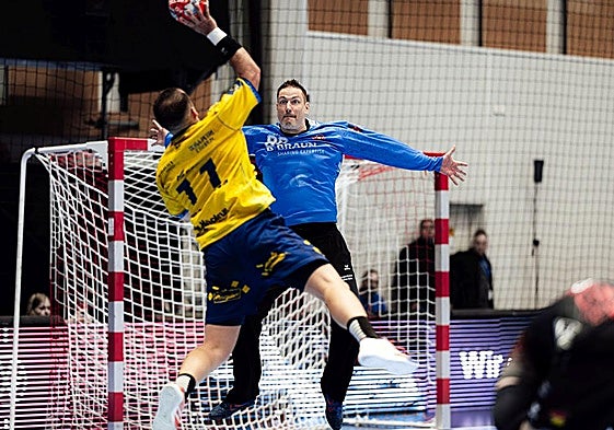 Esteban Salinas intenta una vaselina sobre Lichtlein.