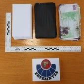 Cartulinas y billetes falsos encontrados por la Ertzaintza en Bilbao.