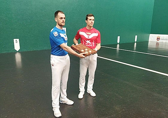 Unai Laso e Iñaki Artola, con las pelotas elegidas en el Labrit.