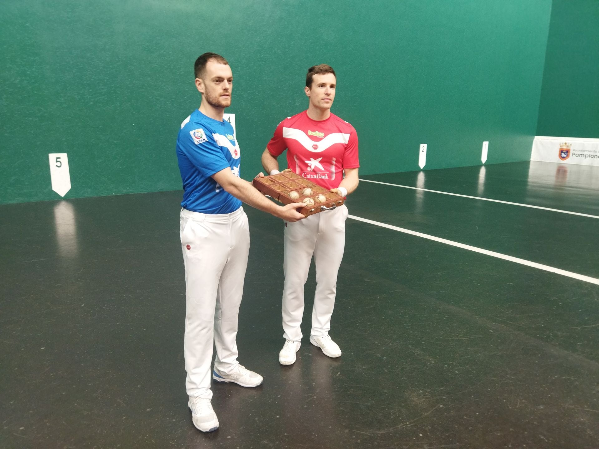 Artola encuentra pelota «de medio bote» para el partido contra Laso