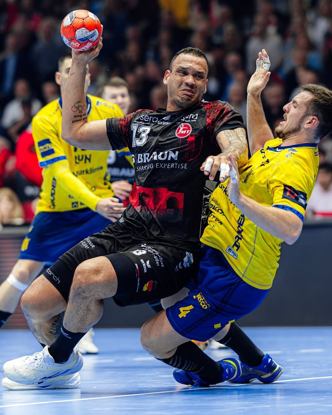 Moraes ante la defensa de Jevtic