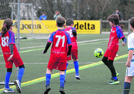 Varios alumnos participan en un partido de fútbol de Multikirola.