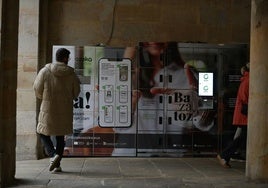 Los compartimentos, instalados en los soportales de la Casa Consistorial, pueden activarse en cualquier momento a través de un código.