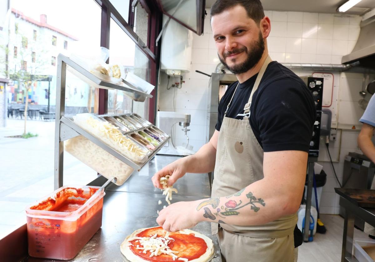 La familia que triunfa en Gipuzkoa con sus pizzas en la cuna de las sidrerías: «Somos venezolanos con tres hijos vascos»
