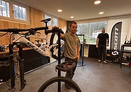 Juanan Rosado posa en la tienda situada a la entrada de Doneztebe junto a Iñigo Ezkurra, al fondo.