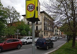 Aparato de radar localizado en la avenida Navarra, a la altura de Kulturola (Cerrajera).
