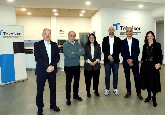Iraola junto a la alcaldesa de Elgoibar, Gurrutxaga, en la jornada Debabarrena Sustatu enTekniker.