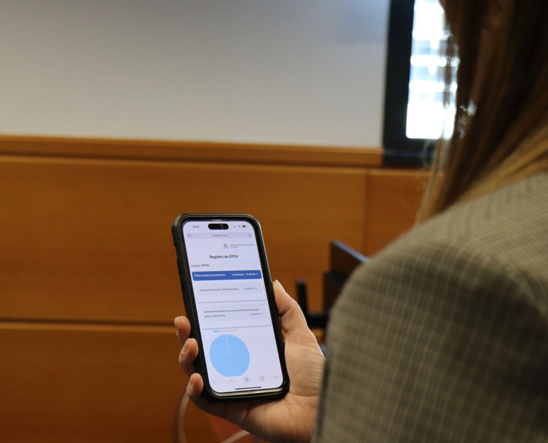 Una usuaria consulta en su móvil la nueva APP de las EPSV.
