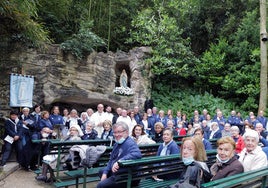 Guipuzcoanos en la gruta durante una de las peregrinaciones anteriores a Lourdes