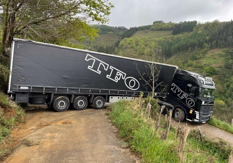El camión atascado en uno de los caminos cercanos a Soraluze