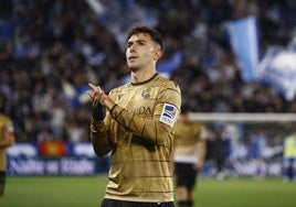 Martin Zubimendi aplaude a los seguidores realistas tras el final del partido.