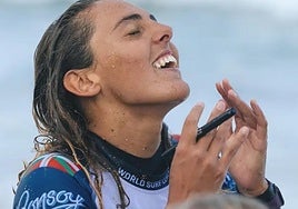 Nadia conoció su pase mientras firmaba autógrafos.