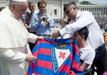 Con el Papa.Santos Gómez muestra la bandera azulgrana al PapaFrancisco en el Vaticano.