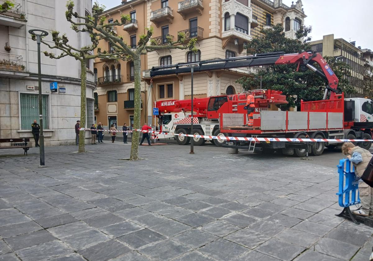 Imagen principal - Una gran grúa ha tenido que encargarse del rescate del furgón blindado en El Triángulo de Tolosa.