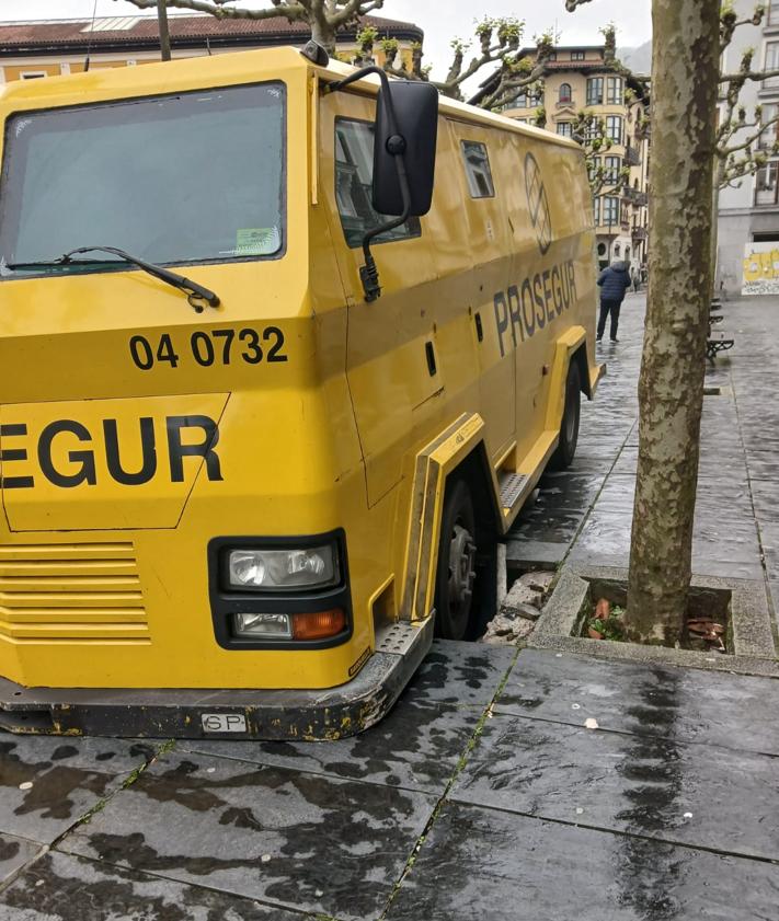 Imagen secundaria 2 - Una gran grúa ha tenido que encargarse del rescate del furgón blindado en El Triángulo de Tolosa.
